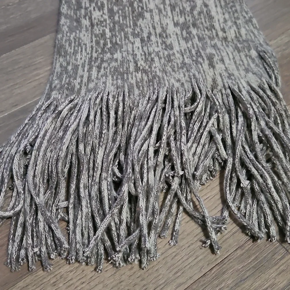 Elegant Gray Knit Scarf